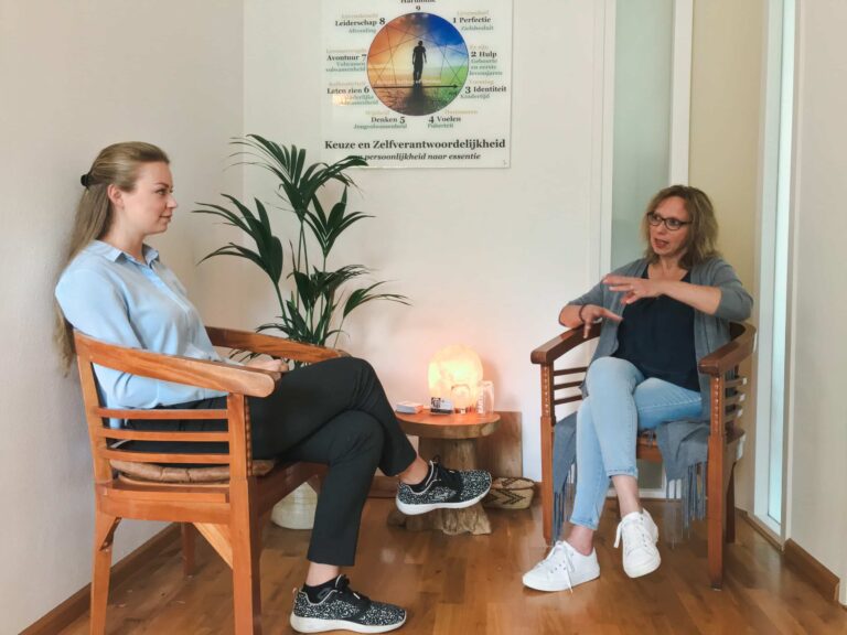 Trainer Jacquelien begeleidt een cliënte in een individueel consult